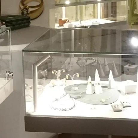 Hochzeitsmesse "Ich will" Vitrine mit kreativen Schmuckstücken, darunter Ringe und Anhänger.