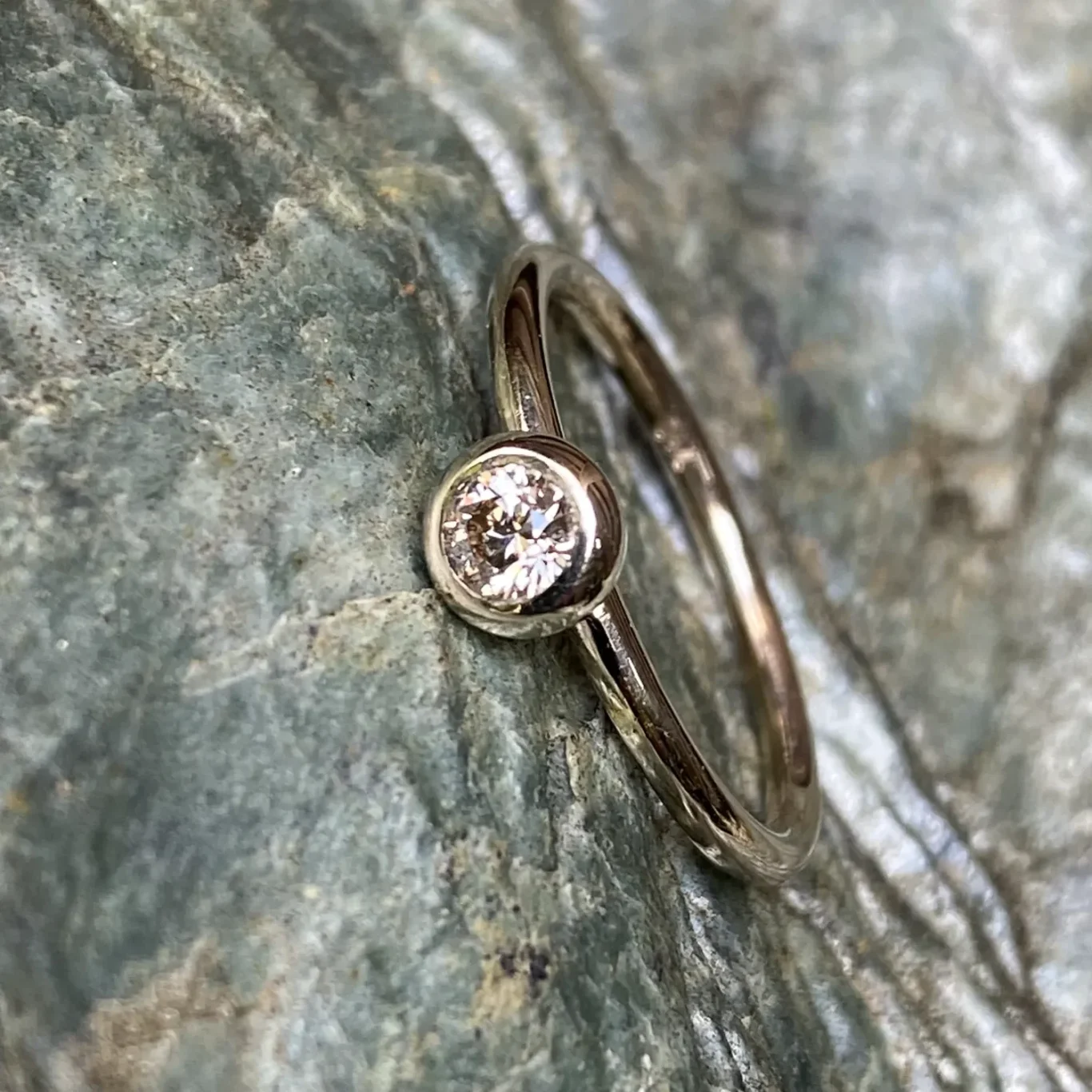 Rundring mit Brillant in Kreisfassung aus Gold