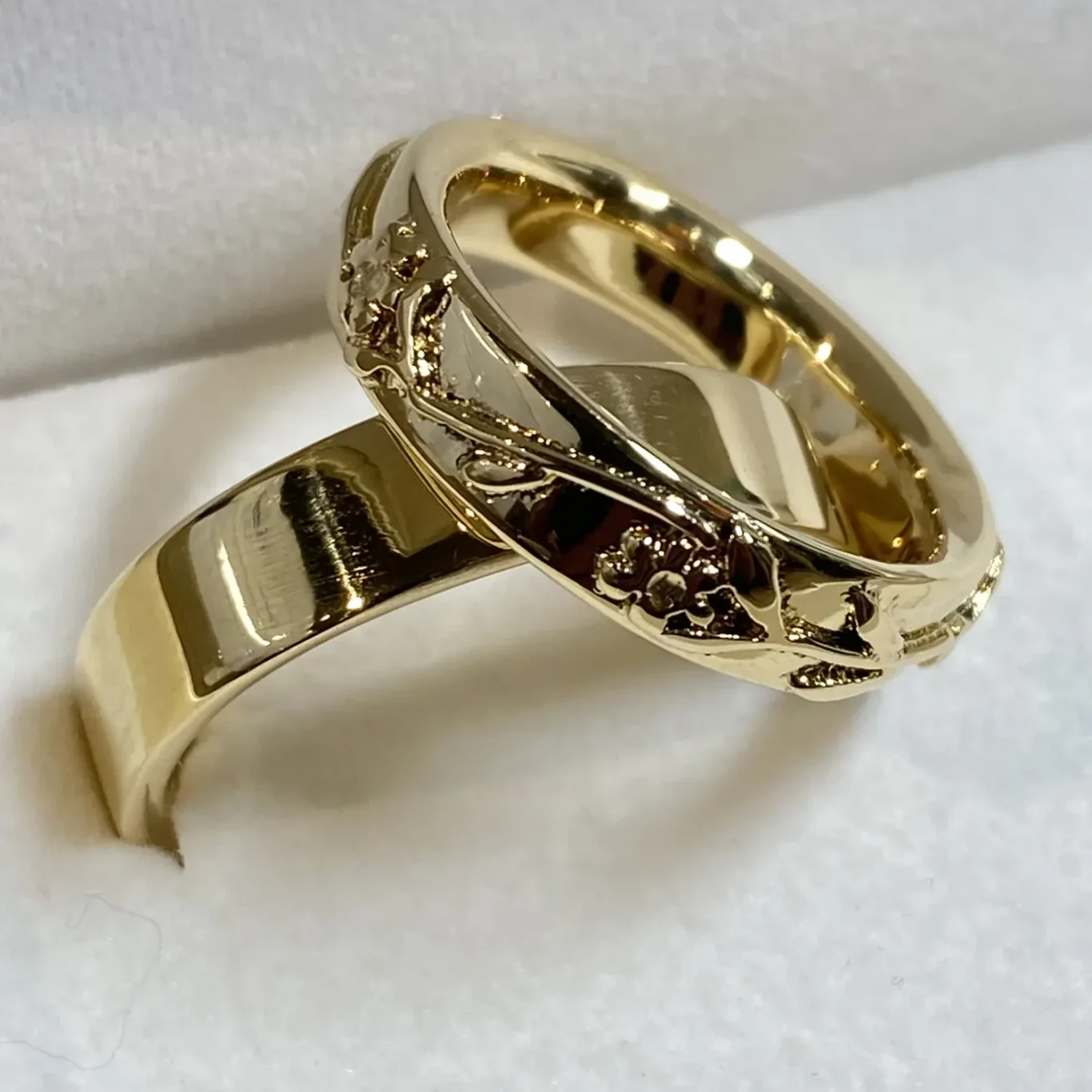 Goldring mit eingravierten Blütenranken und einem glatten, polierten Finish.