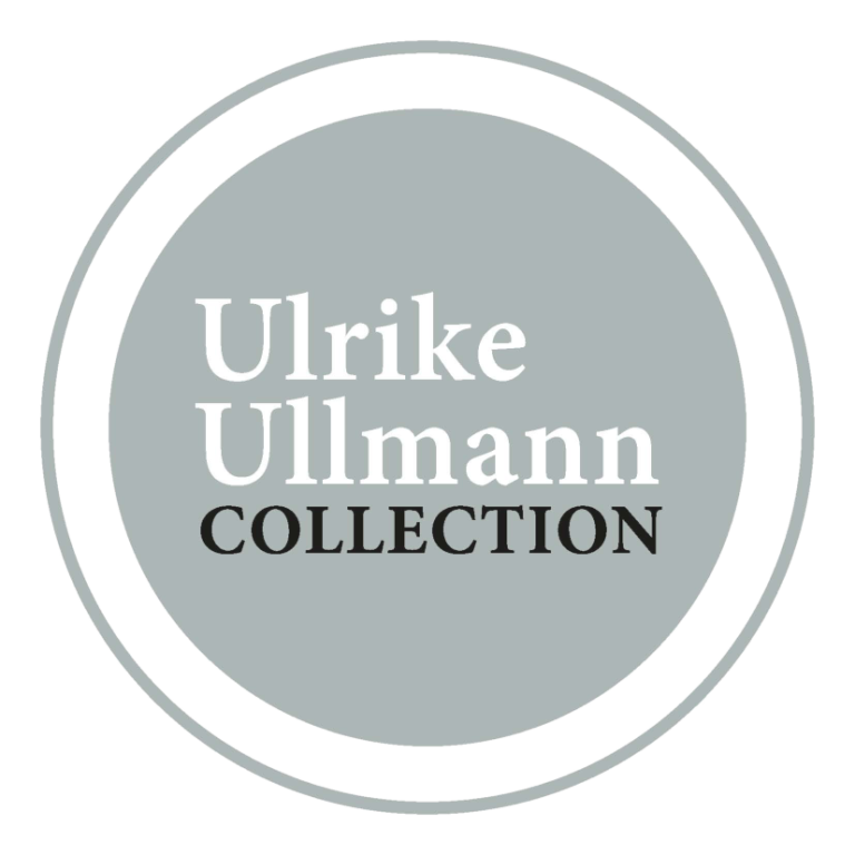 Logo der Ulrike Ullmann Kollektion in einem grauen Kreis mit stilvollem Schriftzug.