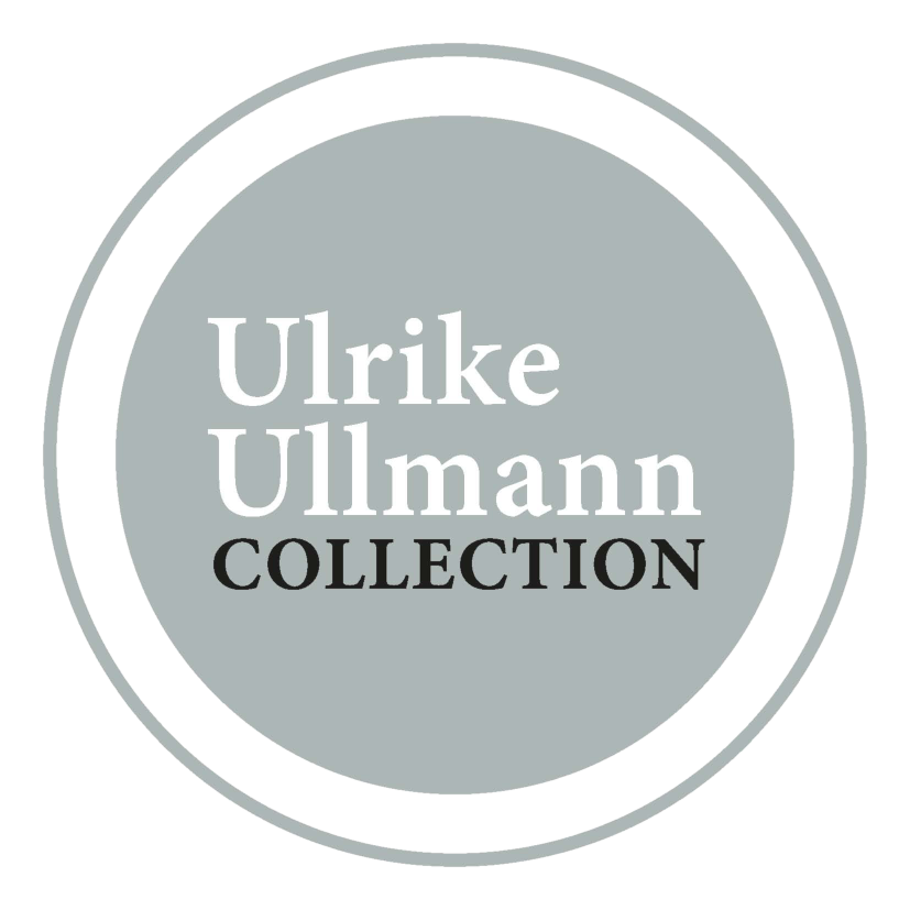 Ulrike Ullmann Kollektion Logo der Ulrike Ullmann Kollektion in einem grauen Kreis mit stilvollem Schriftzug.