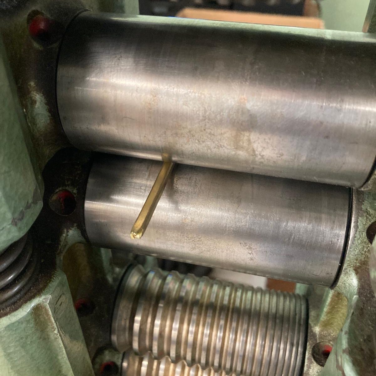 Metallwalze, in der sich ein Goldstrang befindet.