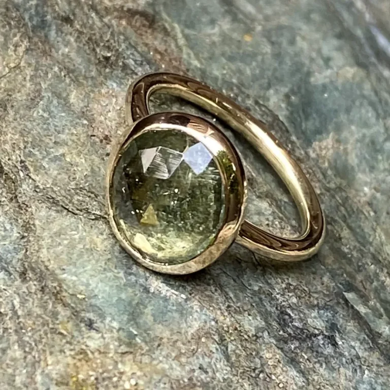 Goldener Ring mit Turmalin im Rosenschliff.