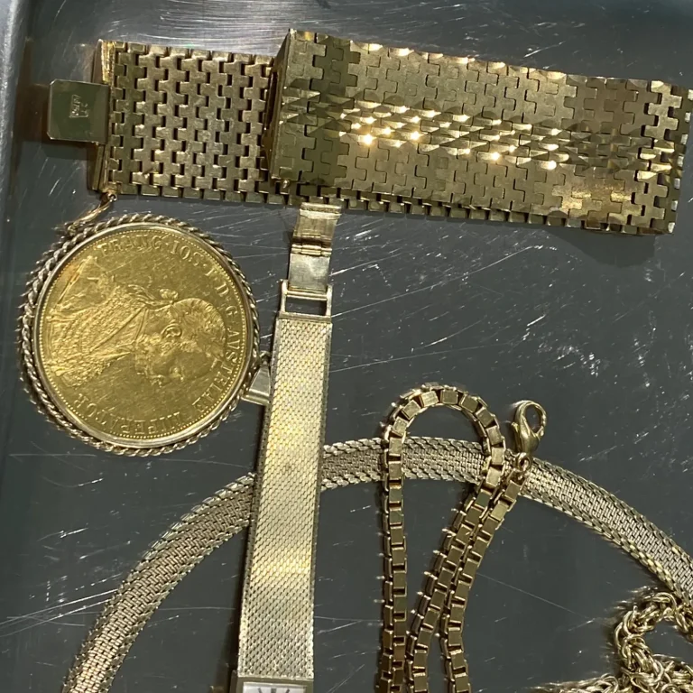 Goldschmuck: Armband, Medaille und Ketten in verschiedenen Designs.