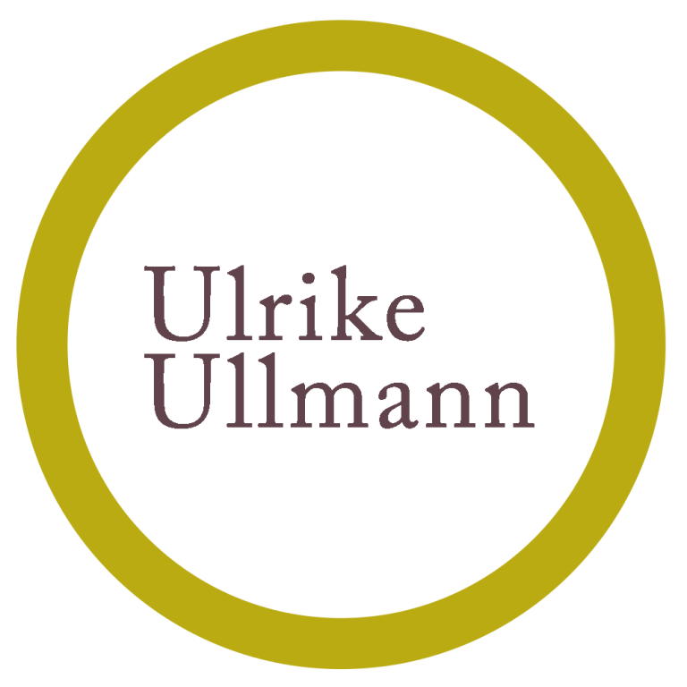 Logo von Atelier Ulrike Ullmann in einem goldenen Kreis mit stilvollem Schriftzug.