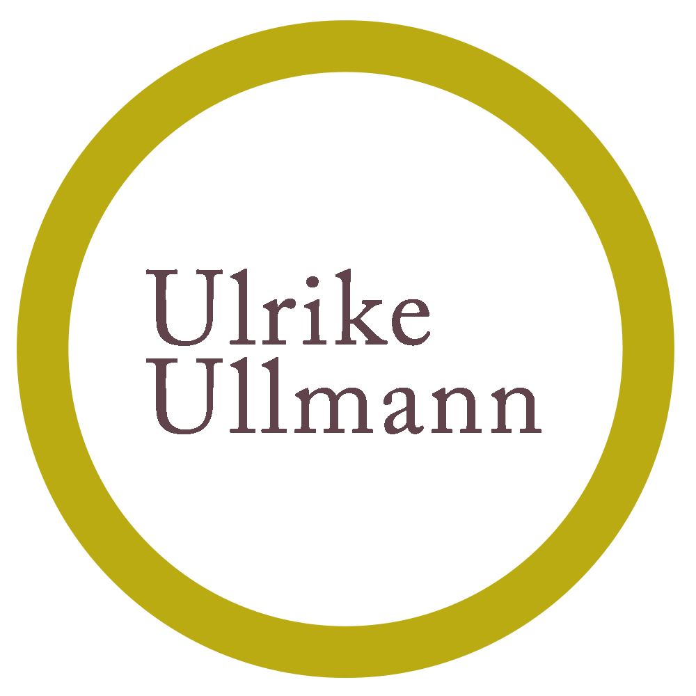 Logo von Ulrike Ullmann in einem goldenen Ring mit Text.