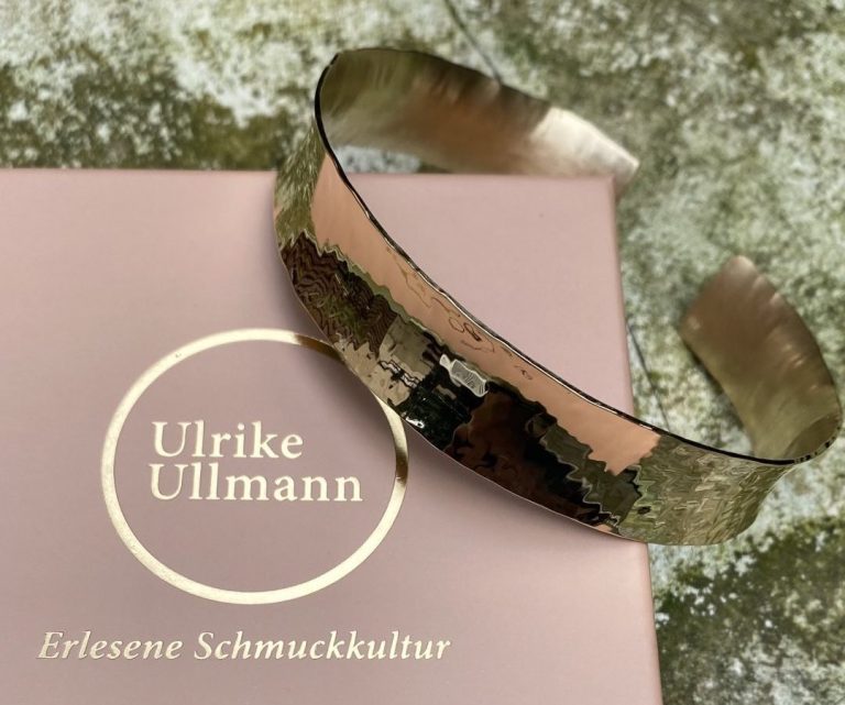 Schmuckarmreif auf einer Schachtel mit dem Logo von Ulrike Ullmann.