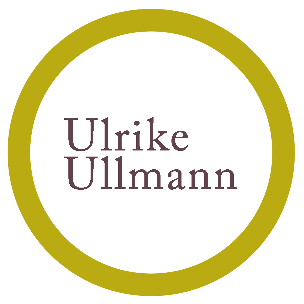 Atelier Ulrike Ullmann Logo von Atelier Ulrike Ullmann in einem goldenen Kreis mit stilvollem Schriftzug.