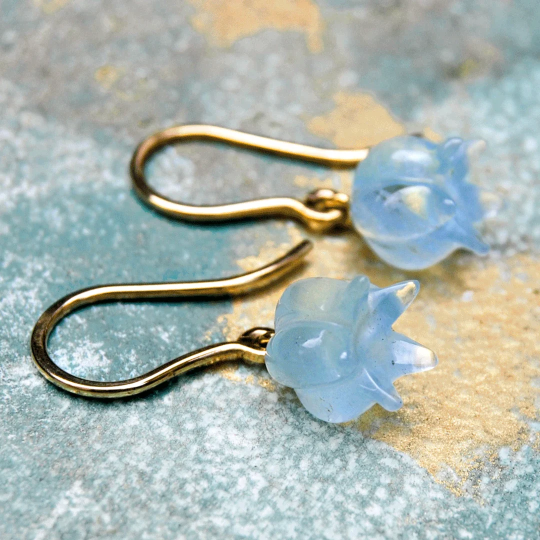 Blau transparente Blumenohrhänger mit goldenen Haken.