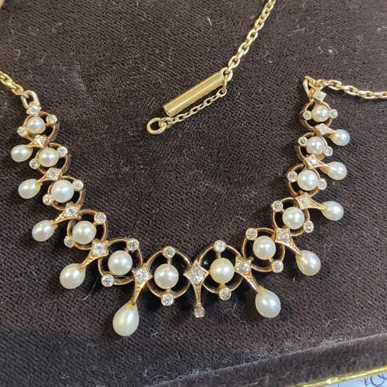Reparaturen von Schmuck Antikes Collier wo eine tropfenperle fehlt