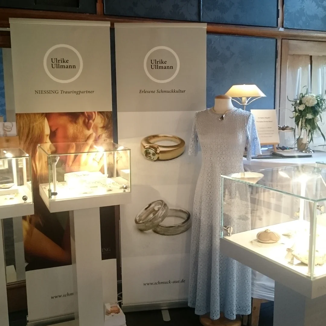 Elegante Vitrinen mit Schmuck in einem kunstvoll dekorierten Raum.