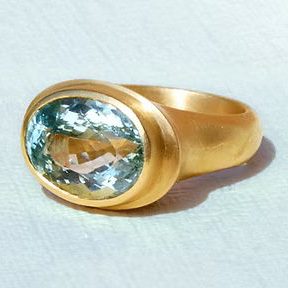 Goldener Ring mit ovalem Aquamarin.