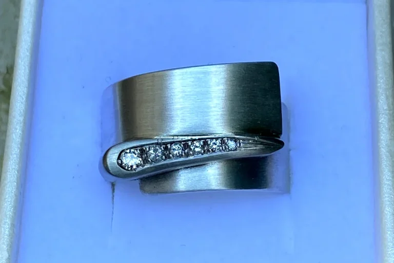 Silberring mit Brillanten Silberner Ring mit geschwungener Form und fünf kleinen eingefassten Brillanten.