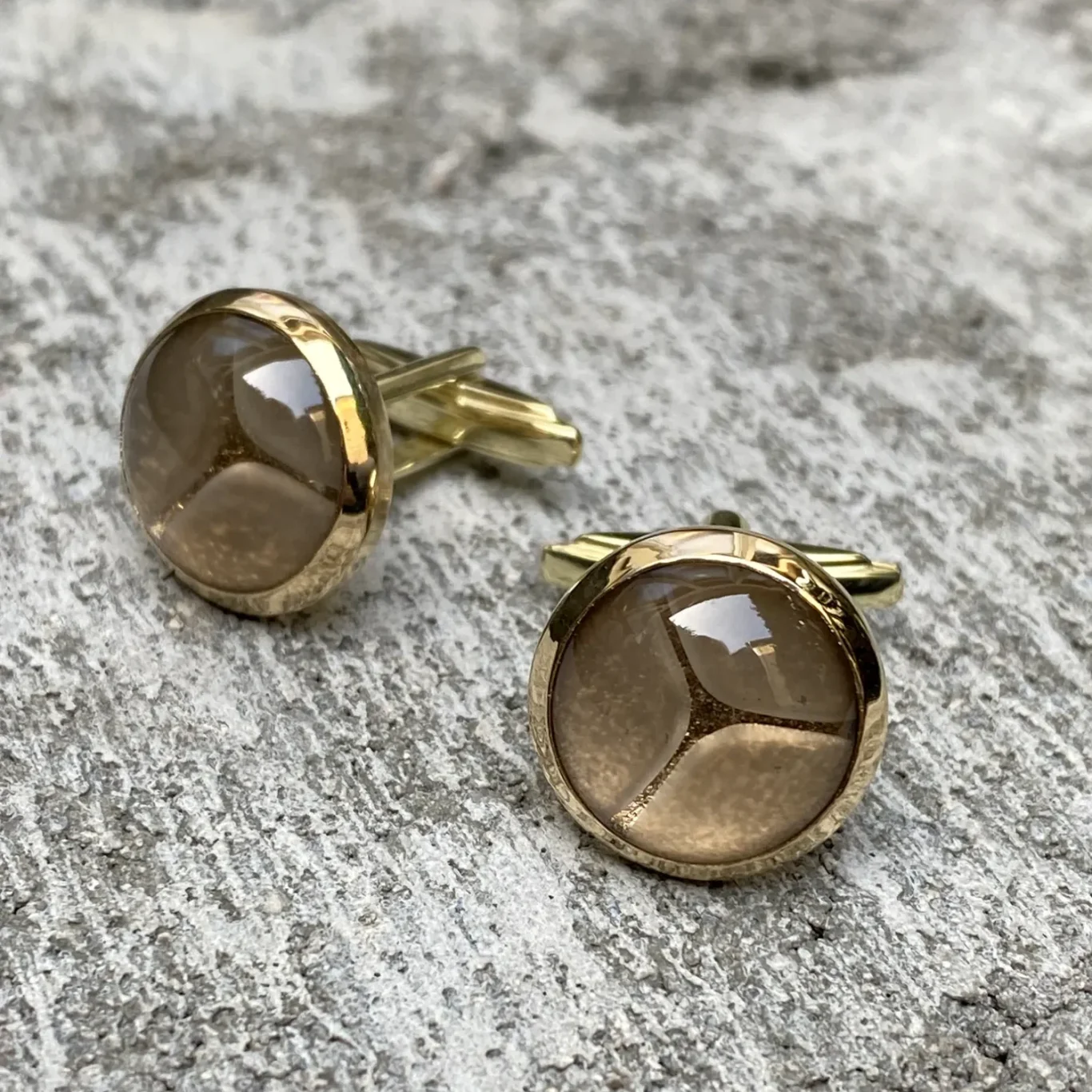 Goldene Manschettenknöpfe mit rundem, braunem Rauchquarz.
