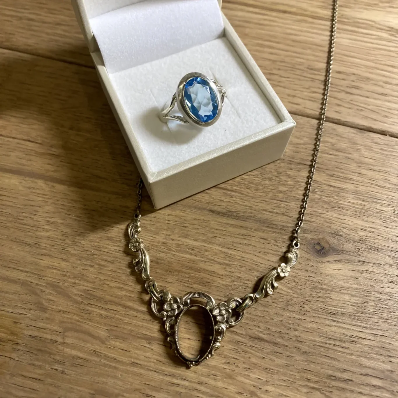 Antike Halskette ohne Stein, neuer Silberring mit dem antiken blauen Stein. 