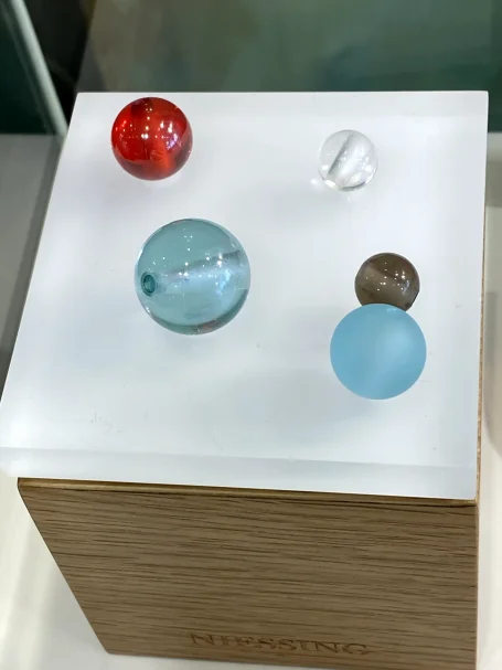 Bunte Mineralkugeln auf weißem Grund.