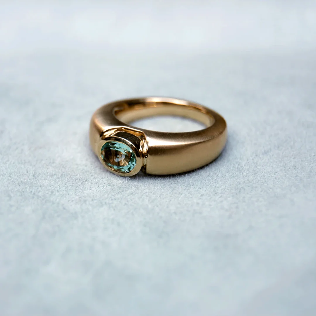 Goldener Ring mit einem blauen Aquamarin.